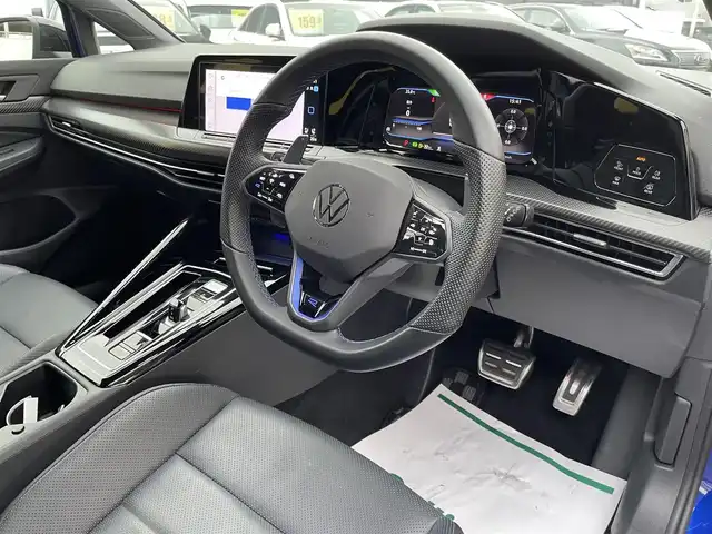フォルクスワーゲン ＶＷ ゴルフ Ｒ 20イヤーズ 和歌山県 2023(令5)年 1.3万km 青 ワンオーナー/登録時１２５６１キロ/純正DiscoverProナビゲーション/・SSDナビ/・１０インチタッチスクリーン/・地デジTV/・ジェスチャーコントロール/・App-Connect/・We Connect Plus/・MEDIA-IN/・７スピーカー/オールインセーフティ【予防安全装備】/・同一車線内全車速運転支援システム/・レーンキープアシストシステム/・アダプティブクルーズコントロール/・レーンチェンジアシストシステム/・プリクラッシュブレーキシステム/・ダイナミックコーナリングライト/・ダイナミックライトアシスト/・スタディックコーナリングライト/・駐車支援システム/・パークディスタンスコントロール【フロント・リア】/・リアトラフィックアラート/・リアビューカメラ/・緊急時停車支援システム/LEDマトリクスヘッドランプ/純正１９インチアルミホイール/AKRAPOVICツインマフラー/ステアリングヒーター/SRSエアバック【運転席/助手席/サイド/カーテン/前席センター】/ナッパ革シート/メモリー付きパワーシート【運転席】/シートヒーター【運転席/助手席】/ETC/保証書/取扱説明書/スペアキー１本