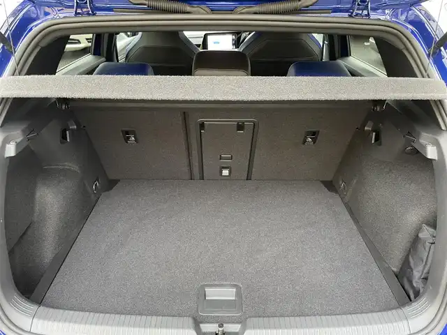 フォルクスワーゲン ＶＷ ゴルフ Ｒ 20イヤーズ 和歌山県 2023(令5)年 1.3万km 青 ワンオーナー/登録時１２５６１キロ/純正DiscoverProナビゲーション/・SSDナビ/・１０インチタッチスクリーン/・地デジTV/・ジェスチャーコントロール/・App-Connect/・We Connect Plus/・MEDIA-IN/・７スピーカー/オールインセーフティ【予防安全装備】/・同一車線内全車速運転支援システム/・レーンキープアシストシステム/・アダプティブクルーズコントロール/・レーンチェンジアシストシステム/・プリクラッシュブレーキシステム/・ダイナミックコーナリングライト/・ダイナミックライトアシスト/・スタディックコーナリングライト/・駐車支援システム/・パークディスタンスコントロール【フロント・リア】/・リアトラフィックアラート/・リアビューカメラ/・緊急時停車支援システム/LEDマトリクスヘッドランプ/純正１９インチアルミホイール/AKRAPOVICツインマフラー/ステアリングヒーター/SRSエアバック【運転席/助手席/サイド/カーテン/前席センター】/ナッパ革シート/メモリー付きパワーシート【運転席】/シートヒーター【運転席/助手席】/ETC/保証書/取扱説明書/スペアキー１本