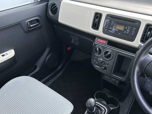 スズキ アルト F 山形県 2017(平29)年 8.7万km シルキーシルバーメタリック ４WD/5速MT/横滑り防止装置/純正オーディオ/（AM/FM/CD/AUX）/D席シートヒーター/スペアキー/社外14インチアルミホイール/純正フロアマット/純正ゴムマット車載/ドアバイザー/スチールホイールサマータイヤ4本車載/（145/80/R13)5mm/取扱説明書/記録簿