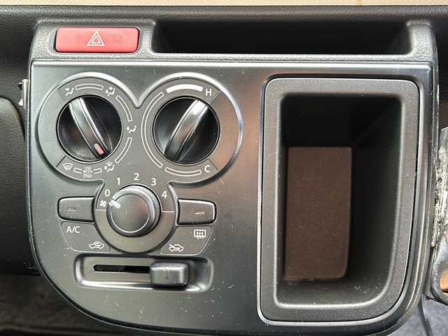 スズキ アルト F 山形県 2017(平29)年 8.7万km シルキーシルバーメタリック ４WD/5速MT/横滑り防止装置/純正オーディオ/（AM/FM/CD/AUX）/D席シートヒーター/スペアキー/社外14インチアルミホイール/純正フロアマット/純正ゴムマット車載/ドアバイザー/スチールホイールサマータイヤ4本車載/（145/80/R13)5mm/取扱説明書/記録簿