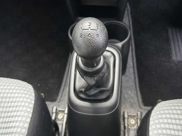 スズキ アルト F 山形県 2017(平29)年 8.7万km シルキーシルバーメタリック ４WD/5速MT/横滑り防止装置/純正オーディオ/（AM/FM/CD/AUX）/D席シートヒーター/スペアキー/社外14インチアルミホイール/純正フロアマット/純正ゴムマット車載/ドアバイザー/スチールホイールサマータイヤ4本車載/（145/80/R13)5mm/取扱説明書/記録簿