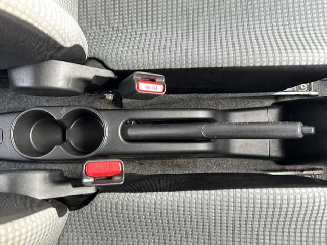 スズキ アルト F 山形県 2017(平29)年 8.7万km シルキーシルバーメタリック ４WD/5速MT/横滑り防止装置/純正オーディオ/（AM/FM/CD/AUX）/D席シートヒーター/スペアキー/社外14インチアルミホイール/純正フロアマット/純正ゴムマット車載/ドアバイザー/スチールホイールサマータイヤ4本車載/（145/80/R13)5mm/取扱説明書/記録簿