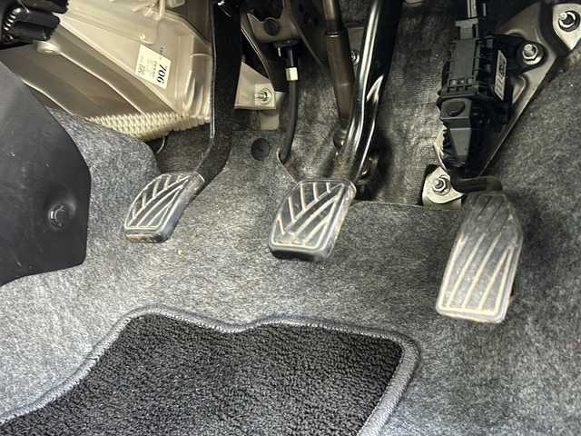 スズキ アルト F 山形県 2017(平29)年 8.7万km シルキーシルバーメタリック ４WD/5速MT/横滑り防止装置/純正オーディオ/（AM/FM/CD/AUX）/D席シートヒーター/スペアキー/社外14インチアルミホイール/純正フロアマット/純正ゴムマット車載/ドアバイザー/スチールホイールサマータイヤ4本車載/（145/80/R13)5mm/取扱説明書/記録簿