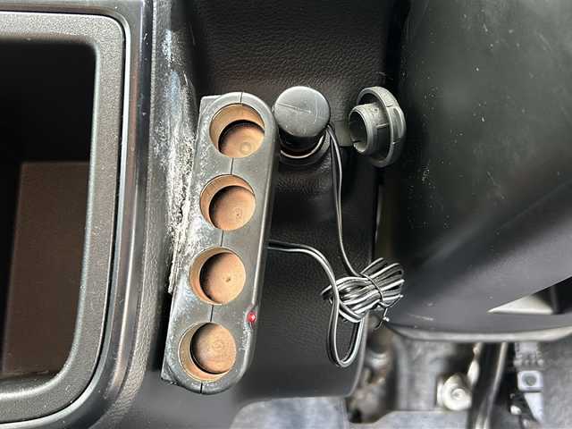 スズキ アルト F 山形県 2017(平29)年 8.7万km シルキーシルバーメタリック ４WD/5速MT/横滑り防止装置/純正オーディオ/（AM/FM/CD/AUX）/D席シートヒーター/スペアキー/社外14インチアルミホイール/純正フロアマット/純正ゴムマット車載/ドアバイザー/スチールホイールサマータイヤ4本車載/（145/80/R13)5mm/取扱説明書/記録簿