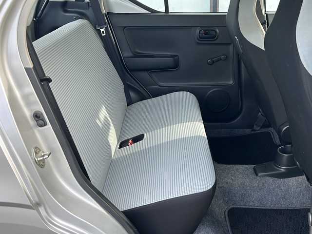 スズキ アルト F 山形県 2017(平29)年 8.7万km シルキーシルバーメタリック ４WD/5速MT/横滑り防止装置/純正オーディオ/（AM/FM/CD/AUX）/D席シートヒーター/スペアキー/社外14インチアルミホイール/純正フロアマット/純正ゴムマット車載/ドアバイザー/スチールホイールサマータイヤ4本車載/（145/80/R13)5mm/取扱説明書/記録簿