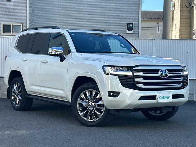 トヨタ ランドクルーザー VX 栃木県 2023(令5)年 1.9万km ホワイトパールクリスタルシャイン チルト＆スライド電動ムーンルーフ/ハンズフリーパワーバックドア/ALPINEデジタルインナーミラー/電動デフロック(リヤ)/ルーフレール(ブラック)/Toyota Safety Sense/・プリクラッシュセーフティ/・レーントレーシングアシスト［LTA］/・ドライバー異常時対応システム/・レーダークルーズコントロール(全車速追従機能付)/・ロードサインアシスト［RSA］/・オートマチックハイビーム［AHB］/先行車発進告知機能［TMN］/ブラインドスポットモニター(後方車両への接近警報・停車時警報機能付)［BSM］/パーキングサポートブレーキ(前後方静止物/後方接近車両/後方歩行者)/パノラミックビューモニター/カラーヘッドアップディスプレイ/マルチテレインモニター/T-Connectナビゲーションシステム/・12.3インチディスプレイ/・地デジ(フルセグ)/・Bluetooth/・Apple CarPlay/Android Auto/本革シート(ブラック)/快適温熱シート+シートベンチレーション/ステアリングヒーター/ZX専用20インチアルミホイール