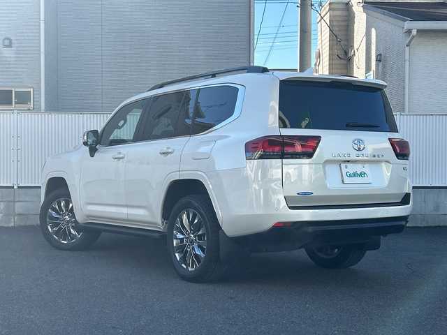 トヨタ ランドクルーザー VX 栃木県 2023(令5)年 1.9万km ホワイトパールクリスタルシャイン チルト＆スライド電動ムーンルーフ/ハンズフリーパワーバックドア/ALPINEデジタルインナーミラー/電動デフロック(リヤ)/ルーフレール(ブラック)/Toyota Safety Sense/・プリクラッシュセーフティ/・レーントレーシングアシスト［LTA］/・ドライバー異常時対応システム/・レーダークルーズコントロール(全車速追従機能付)/・ロードサインアシスト［RSA］/・オートマチックハイビーム［AHB］/先行車発進告知機能［TMN］/ブラインドスポットモニター(後方車両への接近警報・停車時警報機能付)［BSM］/パーキングサポートブレーキ(前後方静止物/後方接近車両/後方歩行者)/パノラミックビューモニター/カラーヘッドアップディスプレイ/マルチテレインモニター/T-Connectナビゲーションシステム/・12.3インチディスプレイ/・地デジ(フルセグ)/・Bluetooth/・Apple CarPlay/Android Auto/本革シート(ブラック)/快適温熱シート+シートベンチレーション/ステアリングヒーター/ZX専用20インチアルミホイール