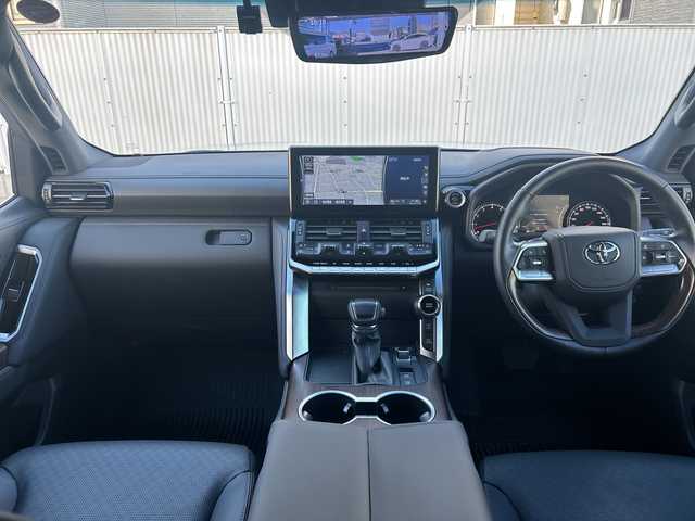 トヨタ ランドクルーザー VX 栃木県 2023(令5)年 1.9万km ホワイトパールクリスタルシャイン チルト＆スライド電動ムーンルーフ/ハンズフリーパワーバックドア/ALPINEデジタルインナーミラー/電動デフロック(リヤ)/ルーフレール(ブラック)/Toyota Safety Sense/・プリクラッシュセーフティ/・レーントレーシングアシスト［LTA］/・ドライバー異常時対応システム/・レーダークルーズコントロール(全車速追従機能付)/・ロードサインアシスト［RSA］/・オートマチックハイビーム［AHB］/先行車発進告知機能［TMN］/ブラインドスポットモニター(後方車両への接近警報・停車時警報機能付)［BSM］/パーキングサポートブレーキ(前後方静止物/後方接近車両/後方歩行者)/パノラミックビューモニター/カラーヘッドアップディスプレイ/マルチテレインモニター/T-Connectナビゲーションシステム/・12.3インチディスプレイ/・地デジ(フルセグ)/・Bluetooth/・Apple CarPlay/Android Auto/本革シート(ブラック)/快適温熱シート+シートベンチレーション/ステアリングヒーター/ZX専用20インチアルミホイール