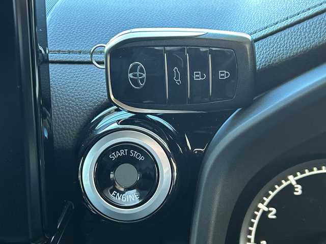 トヨタ ランドクルーザー VX 栃木県 2023(令5)年 1.9万km ホワイトパールクリスタルシャイン チルト＆スライド電動ムーンルーフ/ハンズフリーパワーバックドア/ALPINEデジタルインナーミラー/電動デフロック(リヤ)/ルーフレール(ブラック)/Toyota Safety Sense/・プリクラッシュセーフティ/・レーントレーシングアシスト［LTA］/・ドライバー異常時対応システム/・レーダークルーズコントロール(全車速追従機能付)/・ロードサインアシスト［RSA］/・オートマチックハイビーム［AHB］/先行車発進告知機能［TMN］/ブラインドスポットモニター(後方車両への接近警報・停車時警報機能付)［BSM］/パーキングサポートブレーキ(前後方静止物/後方接近車両/後方歩行者)/パノラミックビューモニター/カラーヘッドアップディスプレイ/マルチテレインモニター/T-Connectナビゲーションシステム/・12.3インチディスプレイ/・地デジ(フルセグ)/・Bluetooth/・Apple CarPlay/Android Auto/本革シート(ブラック)/快適温熱シート+シートベンチレーション/ステアリングヒーター/ZX専用20インチアルミホイール