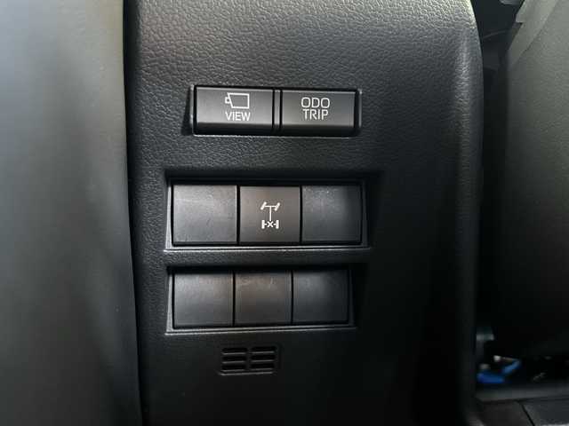 トヨタ ランドクルーザー VX 栃木県 2023(令5)年 1.9万km ホワイトパールクリスタルシャイン チルト＆スライド電動ムーンルーフ/ハンズフリーパワーバックドア/ALPINEデジタルインナーミラー/電動デフロック(リヤ)/ルーフレール(ブラック)/Toyota Safety Sense/・プリクラッシュセーフティ/・レーントレーシングアシスト［LTA］/・ドライバー異常時対応システム/・レーダークルーズコントロール(全車速追従機能付)/・ロードサインアシスト［RSA］/・オートマチックハイビーム［AHB］/先行車発進告知機能［TMN］/ブラインドスポットモニター(後方車両への接近警報・停車時警報機能付)［BSM］/パーキングサポートブレーキ(前後方静止物/後方接近車両/後方歩行者)/パノラミックビューモニター/カラーヘッドアップディスプレイ/マルチテレインモニター/T-Connectナビゲーションシステム/・12.3インチディスプレイ/・地デジ(フルセグ)/・Bluetooth/・Apple CarPlay/Android Auto/本革シート(ブラック)/快適温熱シート+シートベンチレーション/ステアリングヒーター/ZX専用20インチアルミホイール