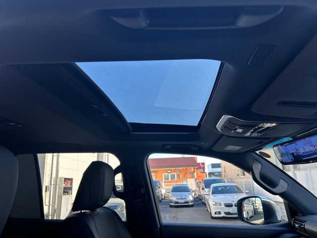 トヨタ ランドクルーザー VX 栃木県 2023(令5)年 1.9万km ホワイトパールクリスタルシャイン チルト＆スライド電動ムーンルーフ/ハンズフリーパワーバックドア/ALPINEデジタルインナーミラー/電動デフロック(リヤ)/ルーフレール(ブラック)/Toyota Safety Sense/・プリクラッシュセーフティ/・レーントレーシングアシスト［LTA］/・ドライバー異常時対応システム/・レーダークルーズコントロール(全車速追従機能付)/・ロードサインアシスト［RSA］/・オートマチックハイビーム［AHB］/先行車発進告知機能［TMN］/ブラインドスポットモニター(後方車両への接近警報・停車時警報機能付)［BSM］/パーキングサポートブレーキ(前後方静止物/後方接近車両/後方歩行者)/パノラミックビューモニター/カラーヘッドアップディスプレイ/マルチテレインモニター/T-Connectナビゲーションシステム/・12.3インチディスプレイ/・地デジ(フルセグ)/・Bluetooth/・Apple CarPlay/Android Auto/本革シート(ブラック)/快適温熱シート+シートベンチレーション/ステアリングヒーター/ZX専用20インチアルミホイール