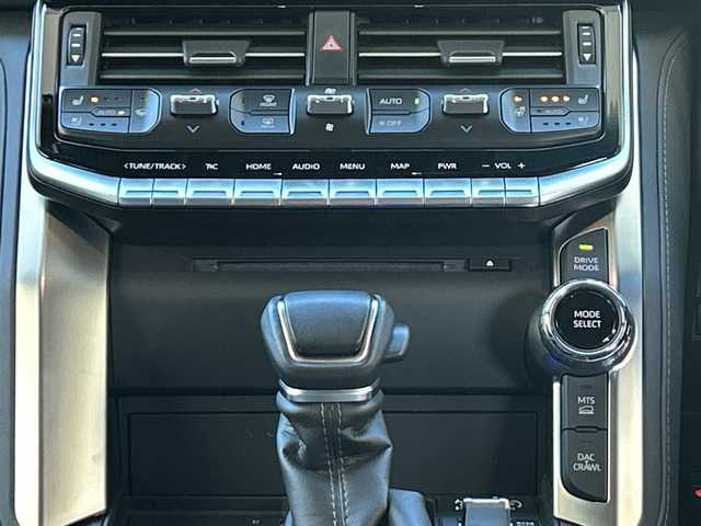 トヨタ ランドクルーザー VX 栃木県 2023(令5)年 1.9万km ホワイトパールクリスタルシャイン チルト＆スライド電動ムーンルーフ/ハンズフリーパワーバックドア/ALPINEデジタルインナーミラー/電動デフロック(リヤ)/ルーフレール(ブラック)/Toyota Safety Sense/・プリクラッシュセーフティ/・レーントレーシングアシスト［LTA］/・ドライバー異常時対応システム/・レーダークルーズコントロール(全車速追従機能付)/・ロードサインアシスト［RSA］/・オートマチックハイビーム［AHB］/先行車発進告知機能［TMN］/ブラインドスポットモニター(後方車両への接近警報・停車時警報機能付)［BSM］/パーキングサポートブレーキ(前後方静止物/後方接近車両/後方歩行者)/パノラミックビューモニター/カラーヘッドアップディスプレイ/マルチテレインモニター/T-Connectナビゲーションシステム/・12.3インチディスプレイ/・地デジ(フルセグ)/・Bluetooth/・Apple CarPlay/Android Auto/本革シート(ブラック)/快適温熱シート+シートベンチレーション/ステアリングヒーター/ZX専用20インチアルミホイール