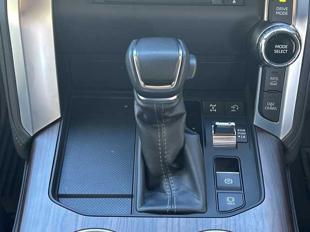 トヨタ ランドクルーザー VX 栃木県 2023(令5)年 1.9万km ホワイトパールクリスタルシャイン チルト＆スライド電動ムーンルーフ/ハンズフリーパワーバックドア/ALPINEデジタルインナーミラー/電動デフロック(リヤ)/ルーフレール(ブラック)/Toyota Safety Sense/・プリクラッシュセーフティ/・レーントレーシングアシスト［LTA］/・ドライバー異常時対応システム/・レーダークルーズコントロール(全車速追従機能付)/・ロードサインアシスト［RSA］/・オートマチックハイビーム［AHB］/先行車発進告知機能［TMN］/ブラインドスポットモニター(後方車両への接近警報・停車時警報機能付)［BSM］/パーキングサポートブレーキ(前後方静止物/後方接近車両/後方歩行者)/パノラミックビューモニター/カラーヘッドアップディスプレイ/マルチテレインモニター/T-Connectナビゲーションシステム/・12.3インチディスプレイ/・地デジ(フルセグ)/・Bluetooth/・Apple CarPlay/Android Auto/本革シート(ブラック)/快適温熱シート+シートベンチレーション/ステアリングヒーター/ZX専用20インチアルミホイール