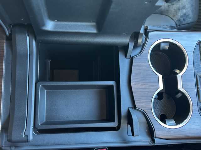 トヨタ ランドクルーザー VX 栃木県 2023(令5)年 1.9万km ホワイトパールクリスタルシャイン チルト＆スライド電動ムーンルーフ/ハンズフリーパワーバックドア/ALPINEデジタルインナーミラー/電動デフロック(リヤ)/ルーフレール(ブラック)/Toyota Safety Sense/・プリクラッシュセーフティ/・レーントレーシングアシスト［LTA］/・ドライバー異常時対応システム/・レーダークルーズコントロール(全車速追従機能付)/・ロードサインアシスト［RSA］/・オートマチックハイビーム［AHB］/先行車発進告知機能［TMN］/ブラインドスポットモニター(後方車両への接近警報・停車時警報機能付)［BSM］/パーキングサポートブレーキ(前後方静止物/後方接近車両/後方歩行者)/パノラミックビューモニター/カラーヘッドアップディスプレイ/マルチテレインモニター/T-Connectナビゲーションシステム/・12.3インチディスプレイ/・地デジ(フルセグ)/・Bluetooth/・Apple CarPlay/Android Auto/本革シート(ブラック)/快適温熱シート+シートベンチレーション/ステアリングヒーター/ZX専用20インチアルミホイール