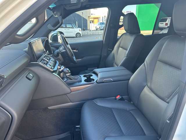 トヨタ ランドクルーザー VX 栃木県 2023(令5)年 1.9万km ホワイトパールクリスタルシャイン チルト＆スライド電動ムーンルーフ/ハンズフリーパワーバックドア/ALPINEデジタルインナーミラー/電動デフロック(リヤ)/ルーフレール(ブラック)/Toyota Safety Sense/・プリクラッシュセーフティ/・レーントレーシングアシスト［LTA］/・ドライバー異常時対応システム/・レーダークルーズコントロール(全車速追従機能付)/・ロードサインアシスト［RSA］/・オートマチックハイビーム［AHB］/先行車発進告知機能［TMN］/ブラインドスポットモニター(後方車両への接近警報・停車時警報機能付)［BSM］/パーキングサポートブレーキ(前後方静止物/後方接近車両/後方歩行者)/パノラミックビューモニター/カラーヘッドアップディスプレイ/マルチテレインモニター/T-Connectナビゲーションシステム/・12.3インチディスプレイ/・地デジ(フルセグ)/・Bluetooth/・Apple CarPlay/Android Auto/本革シート(ブラック)/快適温熱シート+シートベンチレーション/ステアリングヒーター/ZX専用20インチアルミホイール