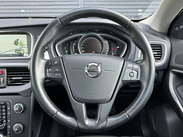 ボルボ Ｖ４０ D4 キネティック 茨城県 2017(平29)年 5.3万km シルバー 純正ナビ/フルセグ/CD/DVD/BT/USB/Bカメラ/ETC/インテリセーフ/ACC/衝突軽減システム/LKA/BSM/LEDヘッドライト/純正16インチAW/ETC/禁煙車