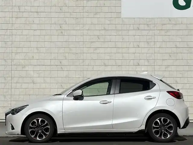 マツダ デミオ XD 岩手県 2014(平26)年 7.6万km スノーフレイクホワイトパールマイカ 禁煙車/ディーゼル/サイドスポイラー/ヘッドアップデュスプレイ/クルーズコントロール/横滑り防止装置/純正ナビ/→フルセグ/Bluetooth/CD/DVD/FM/AM/USB/AUX/ステアリングスイッチ/オートライト/LEDヘッドライト/LEDフォグライト/〇プッシュスタート/〇パドルシフト/〇電動格納ミラー/〇ウィンカーミラー/〇シガーソケット/〇ドアバイザー/〇フロアマット/〇スマートキー/前後ドライブレコーダー/ETC