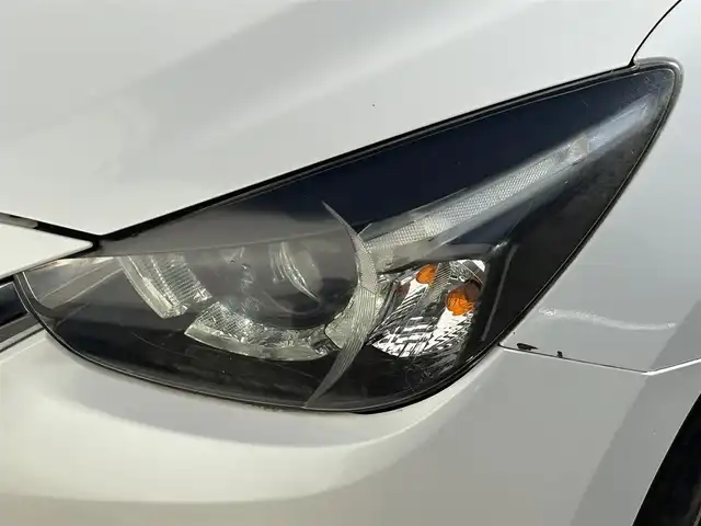 マツダ デミオ XD 岩手県 2014(平26)年 7.6万km スノーフレイクホワイトパールマイカ 禁煙車/ディーゼル/サイドスポイラー/ヘッドアップデュスプレイ/クルーズコントロール/横滑り防止装置/純正ナビ/→フルセグ/Bluetooth/CD/DVD/FM/AM/USB/AUX/ステアリングスイッチ/オートライト/LEDヘッドライト/LEDフォグライト/〇プッシュスタート/〇パドルシフト/〇電動格納ミラー/〇ウィンカーミラー/〇シガーソケット/〇ドアバイザー/〇フロアマット/〇スマートキー/前後ドライブレコーダー/ETC