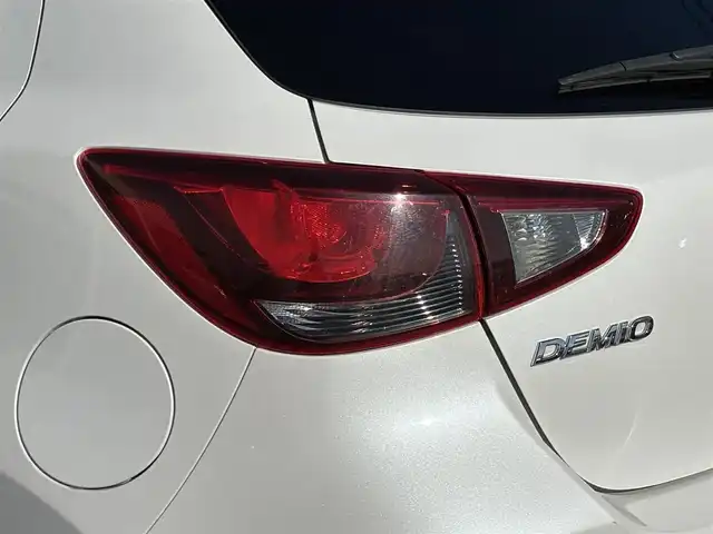 マツダ デミオ XD 岩手県 2014(平26)年 7.6万km スノーフレイクホワイトパールマイカ 禁煙車/ディーゼル/サイドスポイラー/ヘッドアップデュスプレイ/クルーズコントロール/横滑り防止装置/純正ナビ/→フルセグ/Bluetooth/CD/DVD/FM/AM/USB/AUX/ステアリングスイッチ/オートライト/LEDヘッドライト/LEDフォグライト/〇プッシュスタート/〇パドルシフト/〇電動格納ミラー/〇ウィンカーミラー/〇シガーソケット/〇ドアバイザー/〇フロアマット/〇スマートキー/前後ドライブレコーダー/ETC