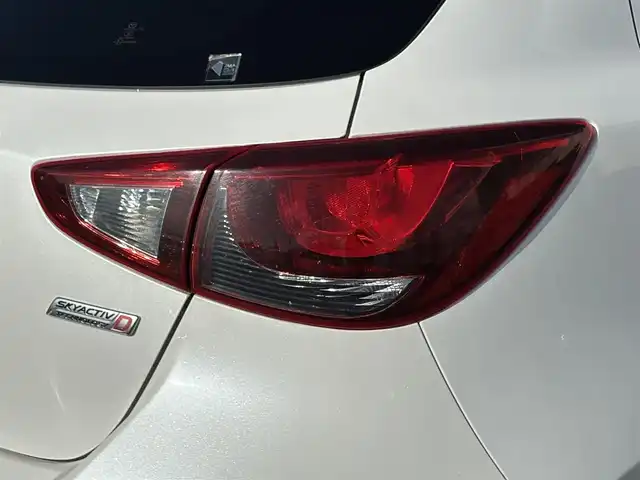 マツダ デミオ XD 岩手県 2014(平26)年 7.6万km スノーフレイクホワイトパールマイカ 禁煙車/ディーゼル/サイドスポイラー/ヘッドアップデュスプレイ/クルーズコントロール/横滑り防止装置/純正ナビ/→フルセグ/Bluetooth/CD/DVD/FM/AM/USB/AUX/ステアリングスイッチ/オートライト/LEDヘッドライト/LEDフォグライト/〇プッシュスタート/〇パドルシフト/〇電動格納ミラー/〇ウィンカーミラー/〇シガーソケット/〇ドアバイザー/〇フロアマット/〇スマートキー/前後ドライブレコーダー/ETC