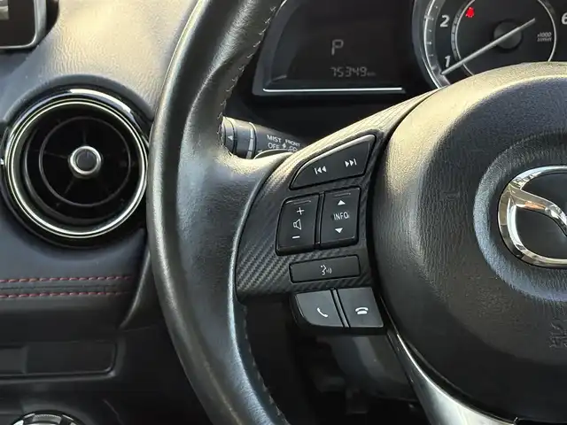 マツダ デミオ XD 岩手県 2014(平26)年 7.6万km スノーフレイクホワイトパールマイカ 禁煙車/ディーゼル/サイドスポイラー/ヘッドアップデュスプレイ/クルーズコントロール/横滑り防止装置/純正ナビ/→フルセグ/Bluetooth/CD/DVD/FM/AM/USB/AUX/ステアリングスイッチ/オートライト/LEDヘッドライト/LEDフォグライト/〇プッシュスタート/〇パドルシフト/〇電動格納ミラー/〇ウィンカーミラー/〇シガーソケット/〇ドアバイザー/〇フロアマット/〇スマートキー/前後ドライブレコーダー/ETC