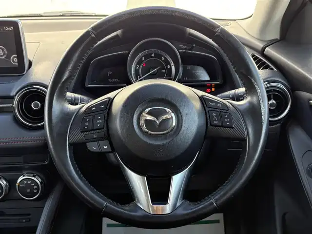 マツダ デミオ XD 岩手県 2014(平26)年 7.6万km スノーフレイクホワイトパールマイカ 禁煙車/ディーゼル/サイドスポイラー/ヘッドアップデュスプレイ/クルーズコントロール/横滑り防止装置/純正ナビ/→フルセグ/Bluetooth/CD/DVD/FM/AM/USB/AUX/ステアリングスイッチ/オートライト/LEDヘッドライト/LEDフォグライト/〇プッシュスタート/〇パドルシフト/〇電動格納ミラー/〇ウィンカーミラー/〇シガーソケット/〇ドアバイザー/〇フロアマット/〇スマートキー/前後ドライブレコーダー/ETC