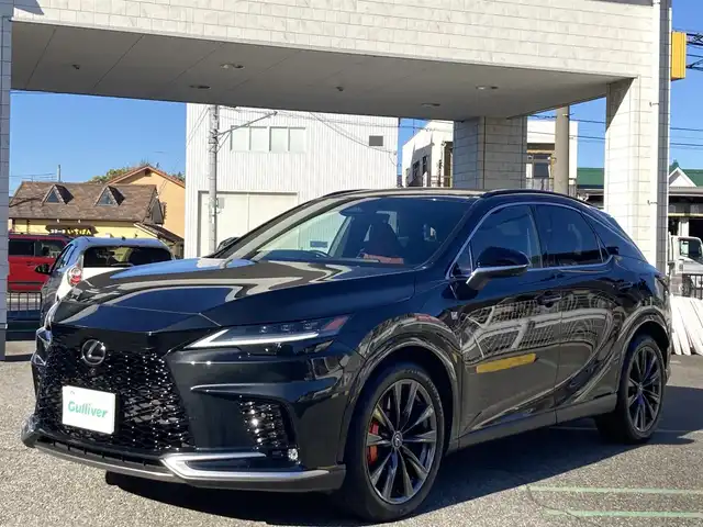 レクサス ＲＸ 350 Fスポーツ 兵庫県 2023(令5)年 2.7万km グラファイトブラックガラスフレーク ワンオーナー/純正ナビ/Bluetooth/FM/AM/パノラミックビューモニター(床下透過映像表示)/ビルトインETC2.0/パノラマルーフ/ルーフレール/デジタルインナーミラー/純正前後ドライブレコーダー/輻射ヒーター/ハンズフリーパワーバックドア/プリクラッシュセーフティ/レーンディパーチャーアラート/レーンチェンジアシスト/F/R クロストラフィックアラート/ブラインドスポットモニター/レーダークルーズコントロール/安心降車アシスト/後方・周辺 車両接近サポート/パーキングサポートブレーキ/リヤカメラディテクション/前後クリアランスソナー/オートマチックハイビーム/ヘッドアップディスプレイ/LEDヘッドライト/フォグランプ/オートライト/ステアリングスイッチ/D/N パワーシート/D/N シートヒーター/D/N エアーシート/ステアリングヒーター/パドルシフト/革巻きステアリング/アイドリングストップ/横滑り防止装置/ISOFIX/純正フロアマット/新車時保証書/取扱説明書
