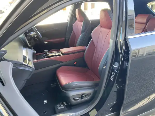 レクサス ＲＸ 350 Fスポーツ 兵庫県 2023(令5)年 2.7万km グラファイトブラックガラスフレーク ワンオーナー/純正ナビ/Bluetooth/FM/AM/パノラミックビューモニター(床下透過映像表示)/ビルトインETC2.0/パノラマルーフ/ルーフレール/デジタルインナーミラー/純正前後ドライブレコーダー/輻射ヒーター/ハンズフリーパワーバックドア/プリクラッシュセーフティ/レーンディパーチャーアラート/レーンチェンジアシスト/F/R クロストラフィックアラート/ブラインドスポットモニター/レーダークルーズコントロール/安心降車アシスト/後方・周辺 車両接近サポート/パーキングサポートブレーキ/リヤカメラディテクション/前後クリアランスソナー/オートマチックハイビーム/ヘッドアップディスプレイ/LEDヘッドライト/フォグランプ/オートライト/ステアリングスイッチ/D/N パワーシート/D/N シートヒーター/D/N エアーシート/ステアリングヒーター/パドルシフト/革巻きステアリング/アイドリングストップ/横滑り防止装置/ISOFIX/純正フロアマット/新車時保証書/取扱説明書