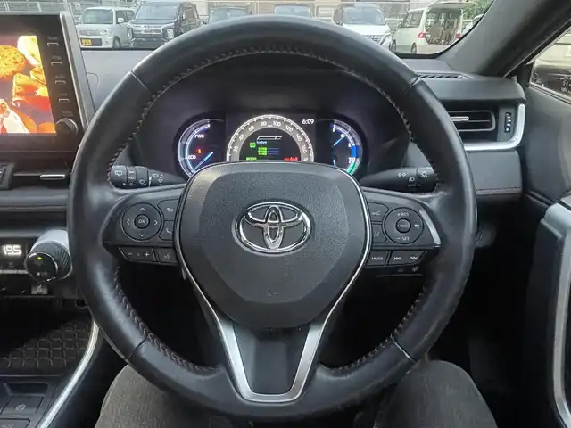 トヨタ ＲＡＶ４ ＰＨＶ G 熊本県 2022(令4)年 11.4万km アティチュードブラックマイカ サンルーフ/ワンオーナー/プッシュスタート/純正ナビ/（フルセグTV・BTオーディオ）/バックカメラ/ビルトインETC/純正18インチAW/レーダークルーズ/ルーフレール/ハーフレザーシート/右前席パワーシート/前席シートヒーター/ステアリングヒーター/前後コーナーセンサー/横滑り防止装置/ウィンカーミラー/純正フロアマット/新車保証書/取扱説明書