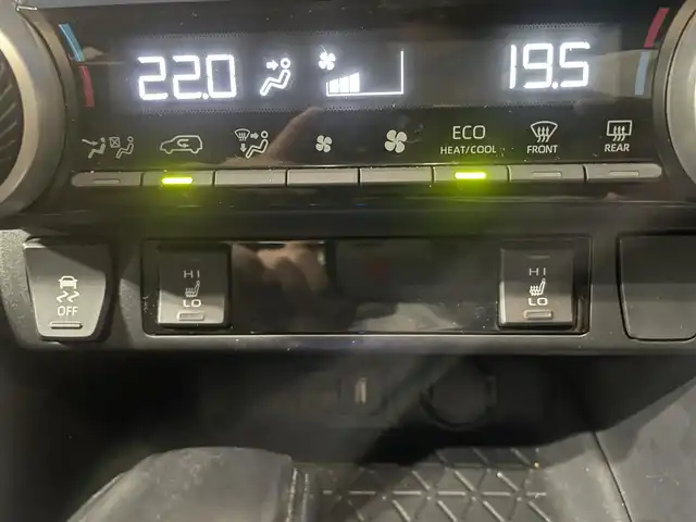 トヨタ ＲＡＶ４ ＰＨＶ G 熊本県 2022(令4)年 11.4万km アティチュードブラックマイカ サンルーフ/ワンオーナー/プッシュスタート/純正ナビ/（フルセグTV・BTオーディオ）/バックカメラ/ビルトインETC/純正18インチAW/レーダークルーズ/ルーフレール/ハーフレザーシート/右前席パワーシート/前席シートヒーター/ステアリングヒーター/前後コーナーセンサー/横滑り防止装置/ウィンカーミラー/純正フロアマット/新車保証書/取扱説明書