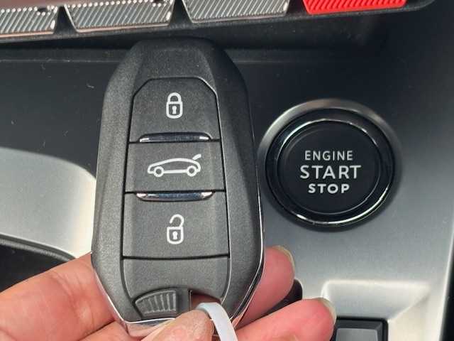 プジョー ３０８ SW アリュール 宮城県 2022(令4)年 3.6万km トゥアナゲブルー 登録時走行距離35980km/純正ナビ/プッシュスタート/スマートキー/ドライブレコーダー/レーンキープ/ステアリングリモコン/追従クルーズコントロール/置くだけ充電/ETC/バックカメラ/パドルシフト/LED/電動格納ミラー/純正アルミホイール