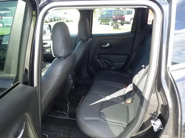 クライスラー・ジープ ジープ レネゲード リミテッド 千葉県 2023(令5)年 2万km 黒 自動緊急ブレーキ/自動パーキングブレーキ/ブラインドスポット警告/レーンセンス/ブラックレザーシート/運転席パワーシート/純正ナビ/【Bluetooth接続】/バックカメラ/革巻きステアリング/ステアリングスイッチ/ETC（2.0）/LEDヘッドライト/リアコーナーセンサー/純正17インチアルミホイル/サイド/カーテンエアバッグ/スマートキー