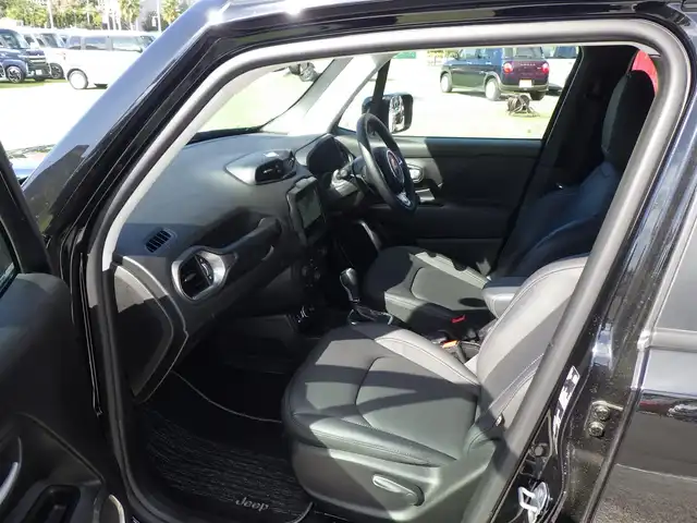 クライスラー・ジープ ジープ レネゲード リミテッド 千葉県 2023(令5)年 2万km 黒 自動緊急ブレーキ/自動パーキングブレーキ/ブラインドスポット警告/レーンセンス/ブラックレザーシート/運転席パワーシート/純正ナビ/【Bluetooth接続】/バックカメラ/革巻きステアリング/ステアリングスイッチ/ETC（2.0）/LEDヘッドライト/リアコーナーセンサー/純正17インチアルミホイル/サイド/カーテンエアバッグ/スマートキー