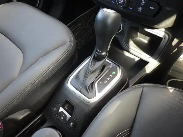 クライスラー・ジープ ジープ レネゲード リミテッド 千葉県 2023(令5)年 2万km 黒 自動緊急ブレーキ/自動パーキングブレーキ/ブラインドスポット警告/レーンセンス/ブラックレザーシート/運転席パワーシート/純正ナビ/【Bluetooth接続】/バックカメラ/革巻きステアリング/ステアリングスイッチ/ETC（2.0）/LEDヘッドライト/リアコーナーセンサー/純正17インチアルミホイル/サイド/カーテンエアバッグ/スマートキー