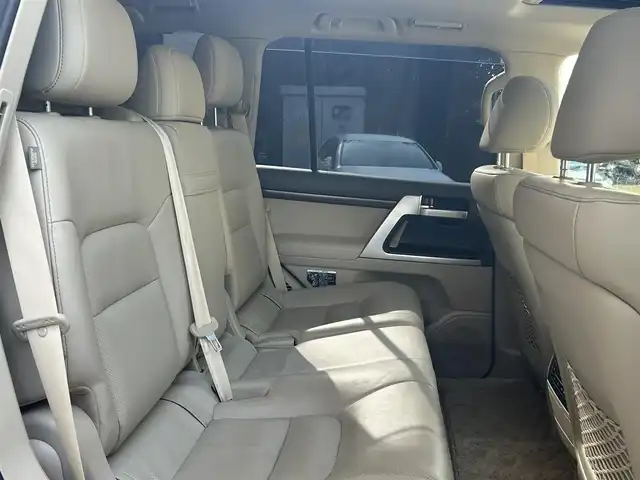 トヨタ ランドクルーザー AX Gセレクション 大阪府 2019(令1)年 2.9万km ホワイトパールクリスタルシャイン ワンオーナー/チルト＆スライド電動ムーンルーフ/ベージュ革シート/パワーシート/シートヒーター/ステアリングヒーター/純正ナビ（NSZT-W68T）/・フルセグTV/BT/AM/FM/バックカメラ/トヨタセーフティーセンス/・プリクラッシュセーフティー/・レーンディパーチャーアラート/・オートマチックハイビーム/・レーダークルーズコントロール/クリアランスソナー＆バックソナー/LEDヘッドライト/純正18インチアルミホイール/ETC2.0/ドライブレコーダー（TZ-D205W）/保証書/取扱説明