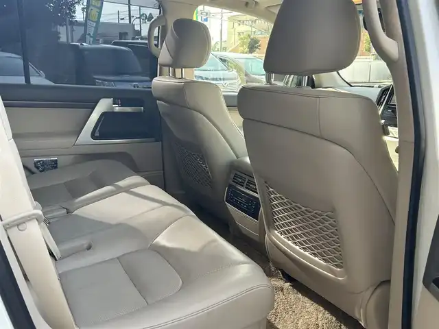 トヨタ ランドクルーザー AX Gセレクション 大阪府 2019(令1)年 2.9万km ホワイトパールクリスタルシャイン ワンオーナー/チルト＆スライド電動ムーンルーフ/ベージュ革シート/パワーシート/シートヒーター/ステアリングヒーター/純正ナビ（NSZT-W68T）/・フルセグTV/BT/AM/FM/バックカメラ/トヨタセーフティーセンス/・プリクラッシュセーフティー/・レーンディパーチャーアラート/・オートマチックハイビーム/・レーダークルーズコントロール/クリアランスソナー＆バックソナー/LEDヘッドライト/純正18インチアルミホイール/ETC2.0/ドライブレコーダー（TZ-D205W）/保証書/取扱説明