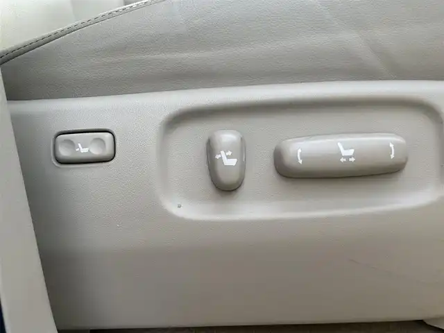 トヨタ ランドクルーザー AX Gセレクション 大阪府 2019(令1)年 2.9万km ホワイトパールクリスタルシャイン ワンオーナー/チルト＆スライド電動ムーンルーフ/ベージュ革シート/パワーシート/シートヒーター/ステアリングヒーター/純正ナビ（NSZT-W68T）/・フルセグTV/BT/AM/FM/バックカメラ/トヨタセーフティーセンス/・プリクラッシュセーフティー/・レーンディパーチャーアラート/・オートマチックハイビーム/・レーダークルーズコントロール/クリアランスソナー＆バックソナー/LEDヘッドライト/純正18インチアルミホイール/ETC2.0/ドライブレコーダー（TZ-D205W）/保証書/取扱説明