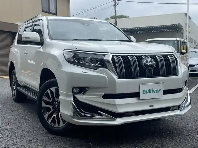 トヨタ ランドクルーザー プラド TX Lパッケージ 千葉県 2023(令5)年 1.2万km ホワイトパールクリスタルシャイン ワンオーナー/サンルーフ/モデリスタエアロ/純正ディスプレイオーディオ/・フルセグTV/・Bluetooth/USB/・AM/FM/プリクラッシュセーフティ/アラウンドビューモニター/レーダークルーズコントロール/ビルトインETC2.0/クリアランソナー/レーンディパーチャーアラート/フロントシートヒーター/フロントベンチレーター/フロントパワーシート/電動格納サードシート/LEDヘッドライト/オートハイビーム/オートライト/ヘッドランプクリーナー/セカンドスタートモード/MT付きAT/ルーフレール/スマートキーx２/プッシュスタート/電動格納ウィンカーミラー/取扱説明書/保証書