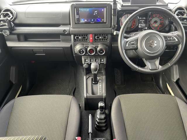 スズキ ジムニー XC 道東・釧路十勝 2020(令2)年 4.6万km シフォンアイボリーM ・４WD/・社外ディスプレイオーディオ/（CD/DVD/BT/FM/AM/iPod）/・バックカメラ/・衝突軽減ブレーキ/・車線逸脱防止/・横滑り防止/・ダウンヒルアシストコントロール/・クルーズコントロール/・前席シートヒーター/・本革巻きステアリング/・ステアリングスイッチ/・プッシュスタート/・オートライト/・LEDヘッドライト/・純正フロアマット/・社外16インチアルミホイール/・社外アルミ付きスタッドレス積込（ホワイトレタータイヤ）/・取扱説明書/・保証書