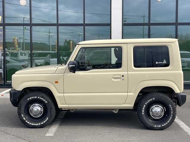 スズキ ジムニー XC 道東・釧路十勝 2020(令2)年 4.6万km シフォンアイボリーM ・４WD/・社外ディスプレイオーディオ/（CD/DVD/BT/FM/AM/iPod）/・バックカメラ/・衝突軽減ブレーキ/・車線逸脱防止/・横滑り防止/・ダウンヒルアシストコントロール/・クルーズコントロール/・前席シートヒーター/・本革巻きステアリング/・ステアリングスイッチ/・プッシュスタート/・オートライト/・LEDヘッドライト/・純正フロアマット/・社外16インチアルミホイール/・社外アルミ付きスタッドレス積込（ホワイトレタータイヤ）/・取扱説明書/・保証書