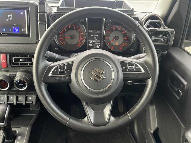 スズキ ジムニー XC 道東・釧路十勝 2020(令2)年 4.6万km シフォンアイボリーM ・４WD/・社外ディスプレイオーディオ/（CD/DVD/BT/FM/AM/iPod）/・バックカメラ/・衝突軽減ブレーキ/・車線逸脱防止/・横滑り防止/・ダウンヒルアシストコントロール/・クルーズコントロール/・前席シートヒーター/・本革巻きステアリング/・ステアリングスイッチ/・プッシュスタート/・オートライト/・LEDヘッドライト/・純正フロアマット/・社外16インチアルミホイール/・社外アルミ付きスタッドレス積込（ホワイトレタータイヤ）/・取扱説明書/・保証書