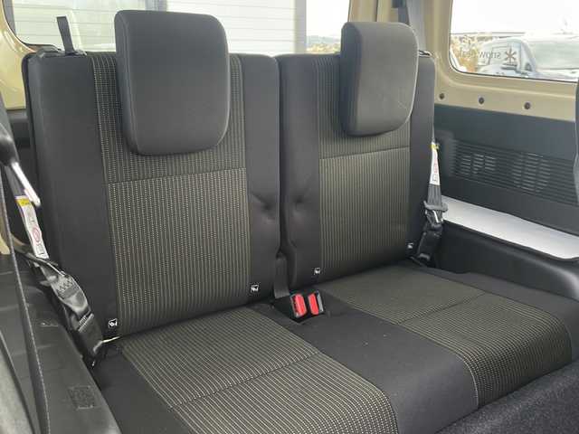 スズキ ジムニー XC 道東・釧路十勝 2020(令2)年 4.6万km シフォンアイボリーM ・４WD/・社外ディスプレイオーディオ/（CD/DVD/BT/FM/AM/iPod）/・バックカメラ/・衝突軽減ブレーキ/・車線逸脱防止/・横滑り防止/・ダウンヒルアシストコントロール/・クルーズコントロール/・前席シートヒーター/・本革巻きステアリング/・ステアリングスイッチ/・プッシュスタート/・オートライト/・LEDヘッドライト/・純正フロアマット/・社外16インチアルミホイール/・社外アルミ付きスタッドレス積込（ホワイトレタータイヤ）/・取扱説明書/・保証書