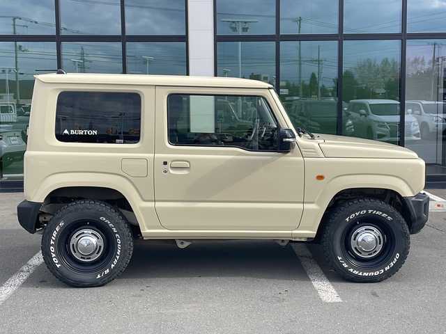 スズキ ジムニー XC 道東・釧路十勝 2020(令2)年 4.6万km シフォンアイボリーM ・４WD/・社外ディスプレイオーディオ/（CD/DVD/BT/FM/AM/iPod）/・バックカメラ/・衝突軽減ブレーキ/・車線逸脱防止/・横滑り防止/・ダウンヒルアシストコントロール/・クルーズコントロール/・前席シートヒーター/・本革巻きステアリング/・ステアリングスイッチ/・プッシュスタート/・オートライト/・LEDヘッドライト/・純正フロアマット/・社外16インチアルミホイール/・社外アルミ付きスタッドレス積込（ホワイトレタータイヤ）/・取扱説明書/・保証書