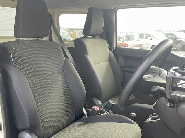 スズキ ジムニー XC 道東・釧路十勝 2020(令2)年 4.6万km シフォンアイボリーM ・４WD/・社外ディスプレイオーディオ/（CD/DVD/BT/FM/AM/iPod）/・バックカメラ/・衝突軽減ブレーキ/・車線逸脱防止/・横滑り防止/・ダウンヒルアシストコントロール/・クルーズコントロール/・前席シートヒーター/・本革巻きステアリング/・ステアリングスイッチ/・プッシュスタート/・オートライト/・LEDヘッドライト/・純正フロアマット/・社外16インチアルミホイール/・社外アルミ付きスタッドレス積込（ホワイトレタータイヤ）/・取扱説明書/・保証書