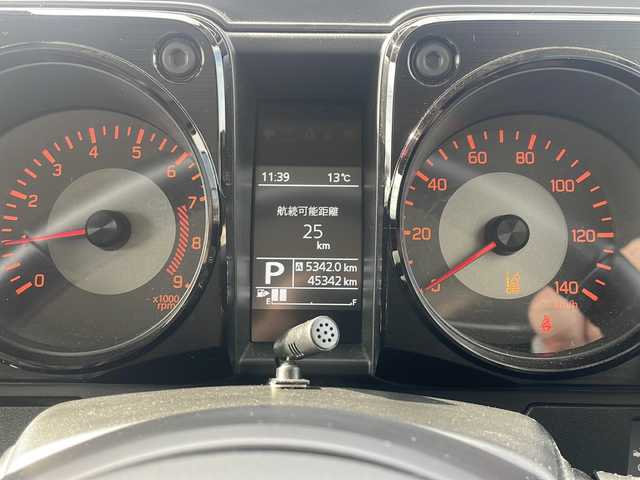 スズキ ジムニー XC 道東・釧路十勝 2020(令2)年 4.6万km シフォンアイボリーM ・４WD/・社外ディスプレイオーディオ/（CD/DVD/BT/FM/AM/iPod）/・バックカメラ/・衝突軽減ブレーキ/・車線逸脱防止/・横滑り防止/・ダウンヒルアシストコントロール/・クルーズコントロール/・前席シートヒーター/・本革巻きステアリング/・ステアリングスイッチ/・プッシュスタート/・オートライト/・LEDヘッドライト/・純正フロアマット/・社外16インチアルミホイール/・社外アルミ付きスタッドレス積込（ホワイトレタータイヤ）/・取扱説明書/・保証書