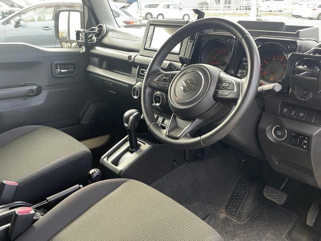 スズキ ジムニー XC 道東・釧路十勝 2020(令2)年 4.6万km シフォンアイボリーM ・４WD/・社外ディスプレイオーディオ/（CD/DVD/BT/FM/AM/iPod）/・バックカメラ/・衝突軽減ブレーキ/・車線逸脱防止/・横滑り防止/・ダウンヒルアシストコントロール/・クルーズコントロール/・前席シートヒーター/・本革巻きステアリング/・ステアリングスイッチ/・プッシュスタート/・オートライト/・LEDヘッドライト/・純正フロアマット/・社外16インチアルミホイール/・社外アルミ付きスタッドレス積込（ホワイトレタータイヤ）/・取扱説明書/・保証書