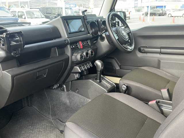 スズキ ジムニー XC 道東・釧路十勝 2020(令2)年 4.6万km シフォンアイボリーM ・４WD/・社外ディスプレイオーディオ/（CD/DVD/BT/FM/AM/iPod）/・バックカメラ/・衝突軽減ブレーキ/・車線逸脱防止/・横滑り防止/・ダウンヒルアシストコントロール/・クルーズコントロール/・前席シートヒーター/・本革巻きステアリング/・ステアリングスイッチ/・プッシュスタート/・オートライト/・LEDヘッドライト/・純正フロアマット/・社外16インチアルミホイール/・社外アルミ付きスタッドレス積込（ホワイトレタータイヤ）/・取扱説明書/・保証書