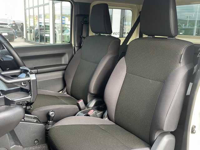 スズキ ジムニー XC 道東・釧路十勝 2020(令2)年 4.6万km シフォンアイボリーM ・４WD/・社外ディスプレイオーディオ/（CD/DVD/BT/FM/AM/iPod）/・バックカメラ/・衝突軽減ブレーキ/・車線逸脱防止/・横滑り防止/・ダウンヒルアシストコントロール/・クルーズコントロール/・前席シートヒーター/・本革巻きステアリング/・ステアリングスイッチ/・プッシュスタート/・オートライト/・LEDヘッドライト/・純正フロアマット/・社外16インチアルミホイール/・社外アルミ付きスタッドレス積込（ホワイトレタータイヤ）/・取扱説明書/・保証書