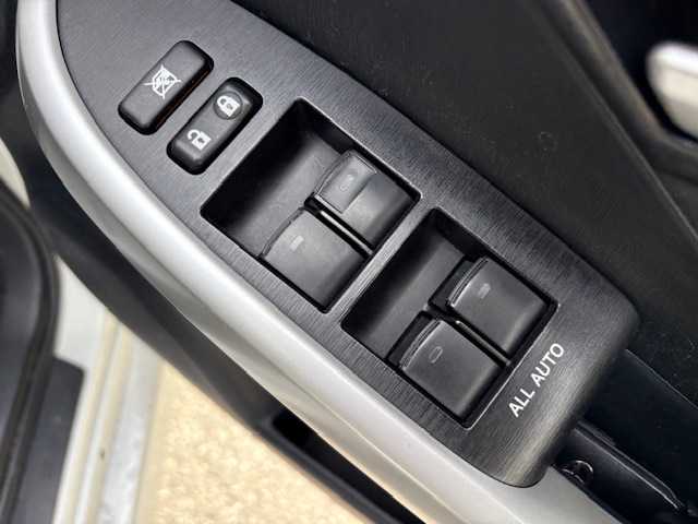 トヨタ プリウス S ツーリングセレクション 大阪府 2014(平26)年 11.9万km ホワイトパールクリスタルシャイン 社外ナビ(BT/CD/DVD/SD/フルセグ)/横滑り防止装置/盗難防止装置/オートライト/純正アルミホイール/純正フロアマット/ETC/プッシュスタートボタン/スペアキー×1/HIDヘッドライト