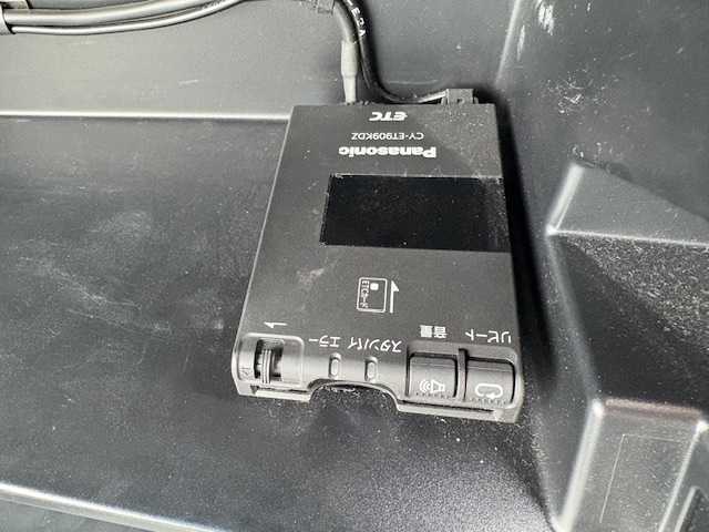 トヨタ プリウス S ツーリングセレクション 大阪府 2014(平26)年 11.9万km ホワイトパールクリスタルシャイン 社外ナビ(BT/CD/DVD/SD/フルセグ)/横滑り防止装置/盗難防止装置/オートライト/純正アルミホイール/純正フロアマット/ETC/プッシュスタートボタン/スペアキー×1/HIDヘッドライト